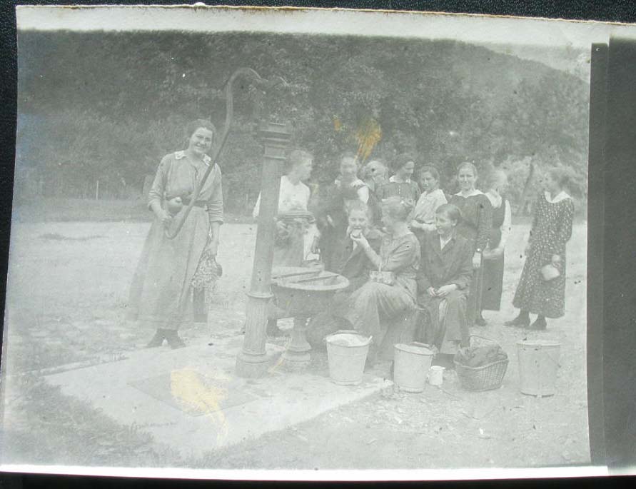frauenmitwasserpumpe.jpg